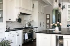 1595695823_Farmhouse-Kitchen-Ideas